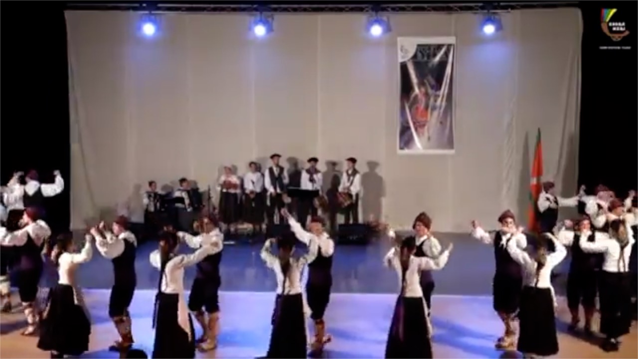 Ingurutxo de Auritz-Burguete. Andre dantza. F.: Galdakaoko Andra Mari Dantza Taldea