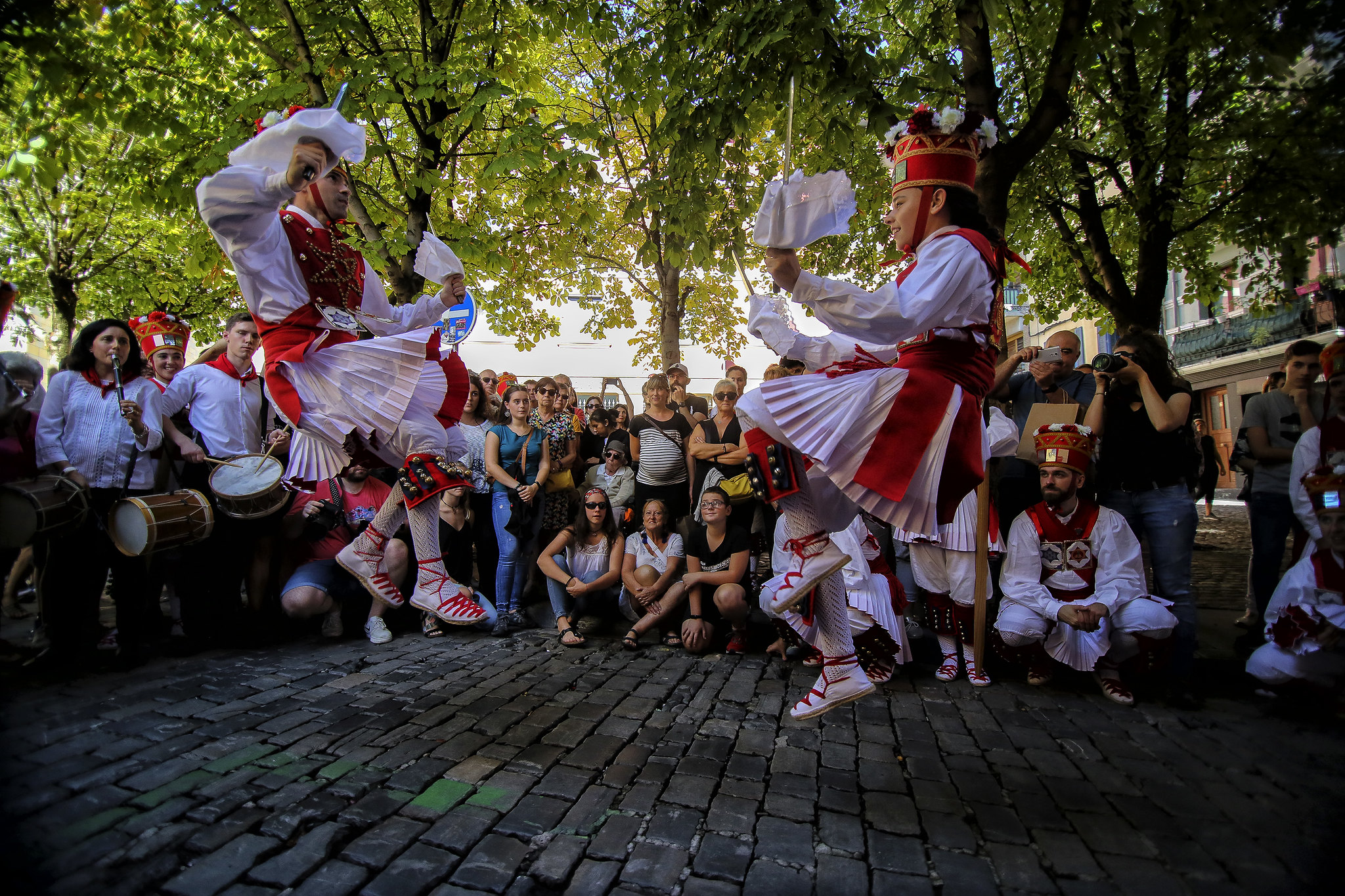 Ezpata dantza de Iruñea-Pamplona. Zortziko entre el Buruzagi y el Zerbitzari. 2019. F.: Duguna