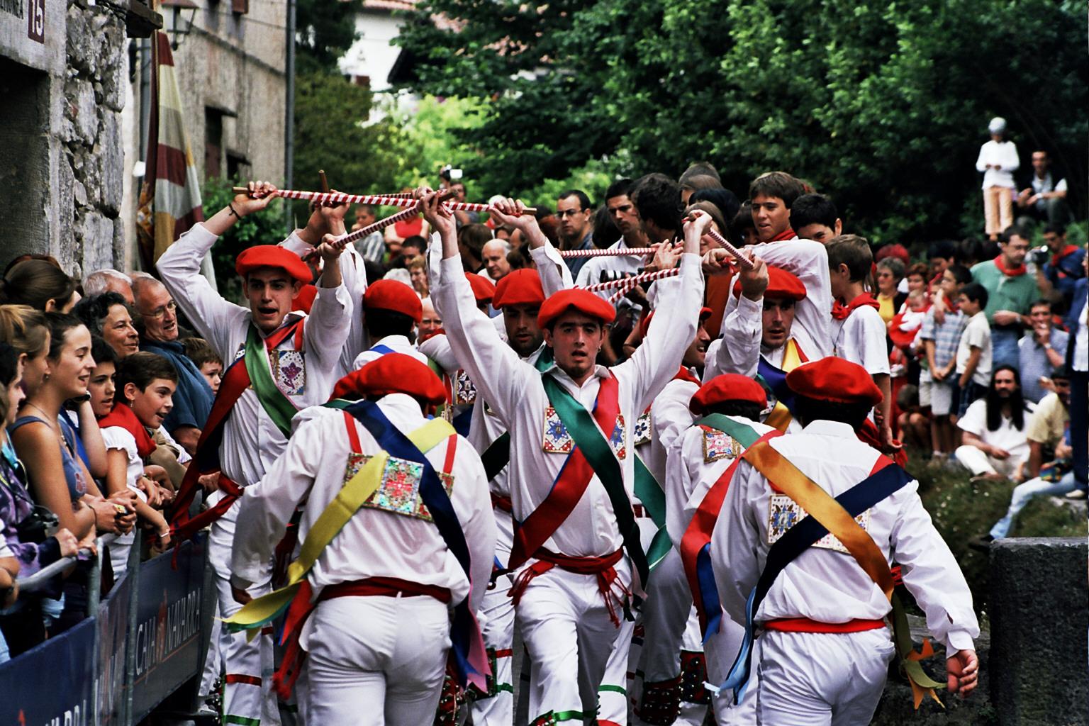Lesaka, 2003. Makil gurutze. Arg.: Dantzan.eus