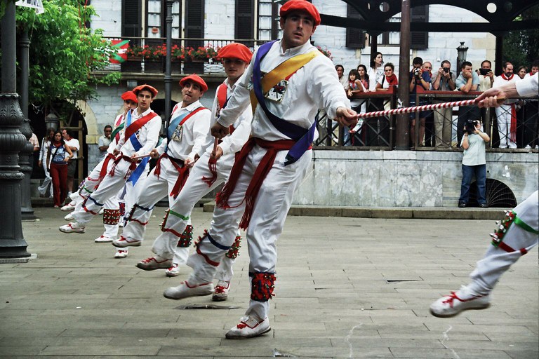 Lesaka, 2003. Zeharkakoa. Arg.: Mikel Larreategi (Dantzan.eus)