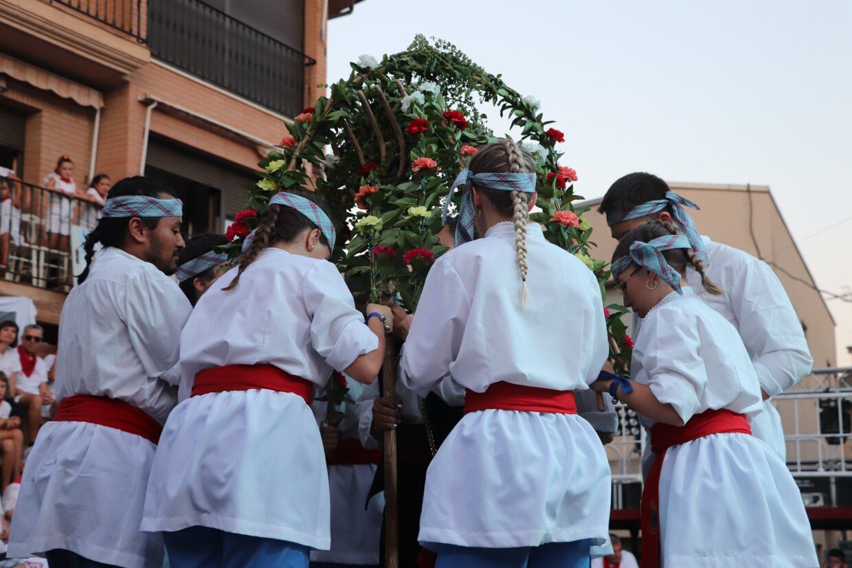 Paloteado de Murchante. Danza de Arcos (2). 2023. F.: J. Bergasa (Diario de Noticias)
