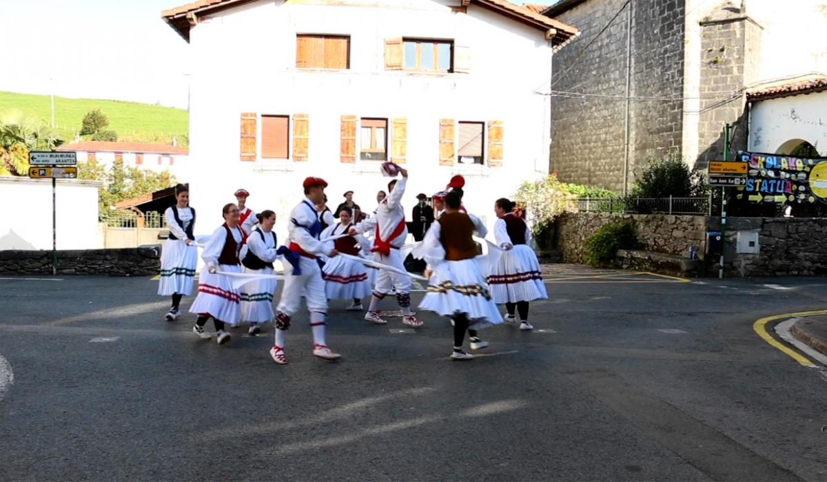 Dantza Luze de Igantzi. Karrika dantza. 2019. It.: Ortzadar