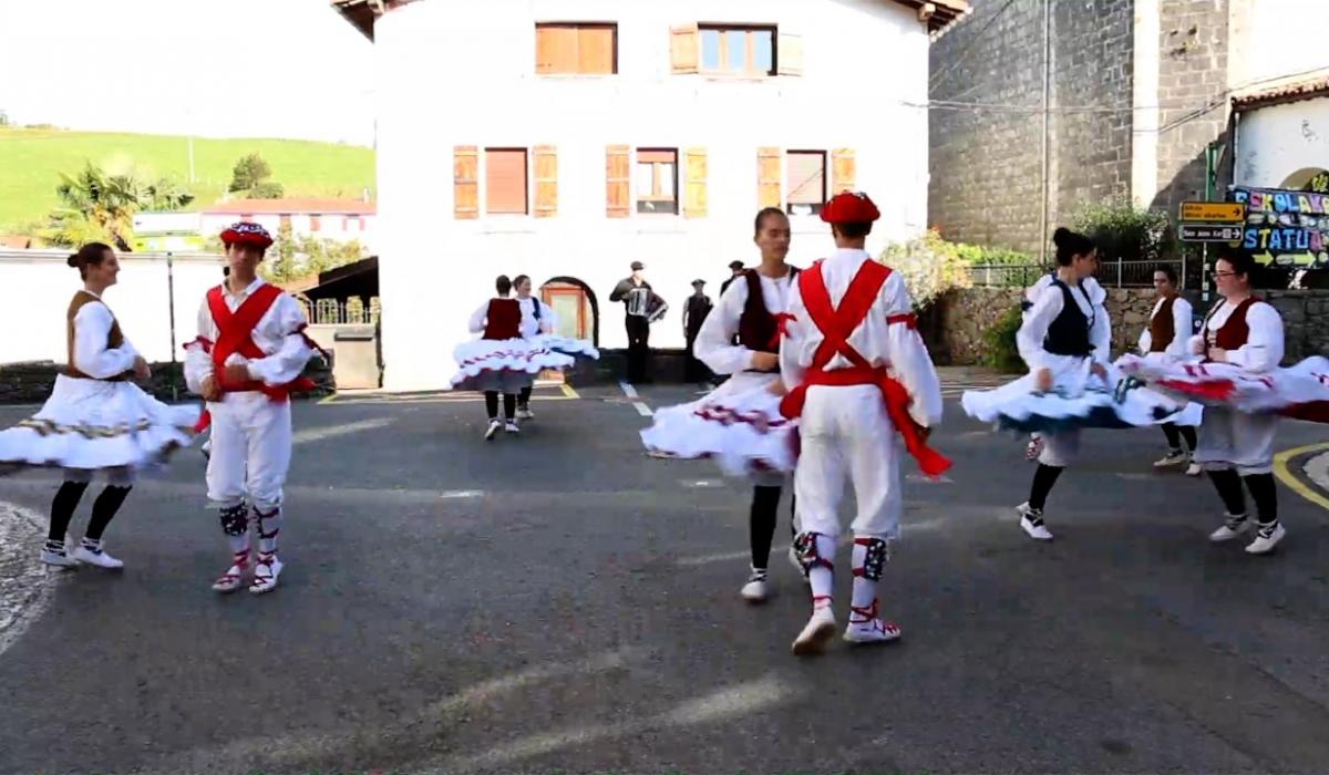  Dantza Luzea de Igantzi. Zortzikoa. 2019. It.: Ortzadar