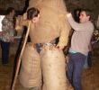 Vistiendo a Ziripot en la posada.