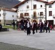 Los quintos bailando en la plaza del pueblo. 