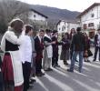 Los quintos tomando vino de las kikaras de plata.