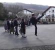 Los quintos bailando junto con las chicas.